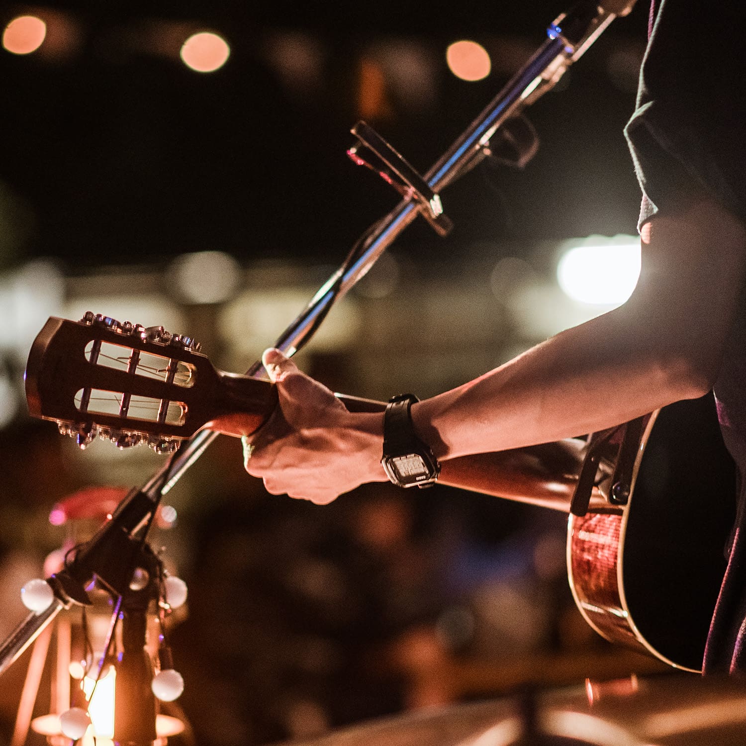 6916213_campaignPage_nextDoor_eventsPage_update_june2024_liveMusic Guitarist playing live music